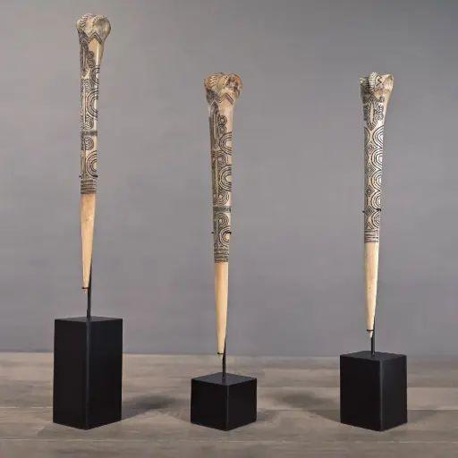 Set di 3 pugnali in osso intagliato della Papua